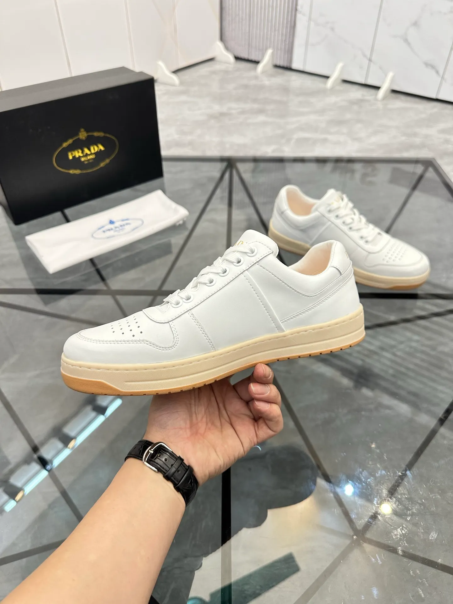 Men's shoes: 💰P400¥ Product trademark: Prada *"Prada*" low-top casual shoes Regular size: 38-44 (can be customized to 45) Product materials: imported cowhide upper, sheepskin lining, original outsole. Number: 020